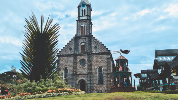 Foto demonstrativa de Igreja Matriz São Pedro em Gramado RS